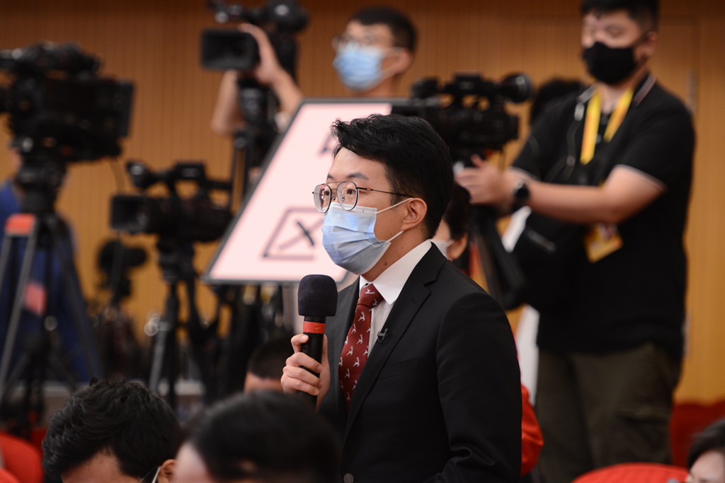 鳳凰衛視記者提問。人民網 張啟川攝