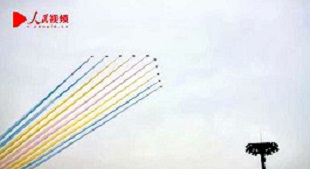 空中護旗梯隊拉開飛行慶祝表演序幕