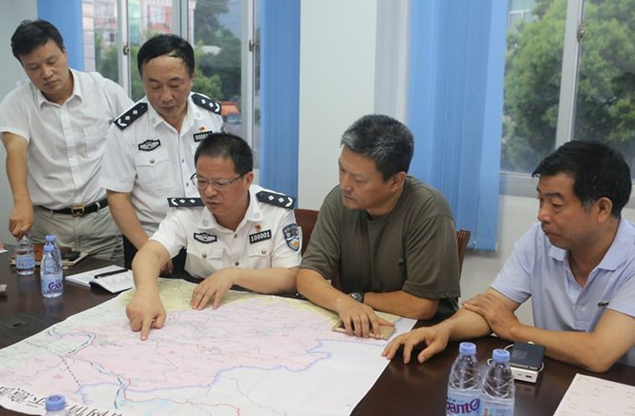 潘東升（中）在閩清指導防抗台風“尼伯特”（2016年7月12日攝）。