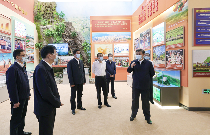 习近平等党和国家领导人参观“奋进新时代”主题成就展