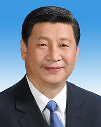 习近平汉族，1953年6月生，陕西富平人，1969年1月参加工作，1974年1月加入中国共产党，清华大学人文社会学院马克思主义理论与思想政治教育专业毕业，在职研究生学历，法学博士学位。现任中国共产党中央委员会总书记，中共中央军事委员会主席，中华人民共和国主席，中华人民共和国中央军事委员会主席。