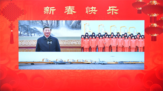 2023年1月18日,中共中央总书记、国家主席、中央军委主席习近平在北京通过视频连线看望慰问基层干部群众,向全国各族人民致以新春的美好祝福。这是习近平通过视频连线,同塔里木油田公司轮南油气储运中心西气东输第一站克拉集气区员工亲切交流。 新华社记者 李涛摄