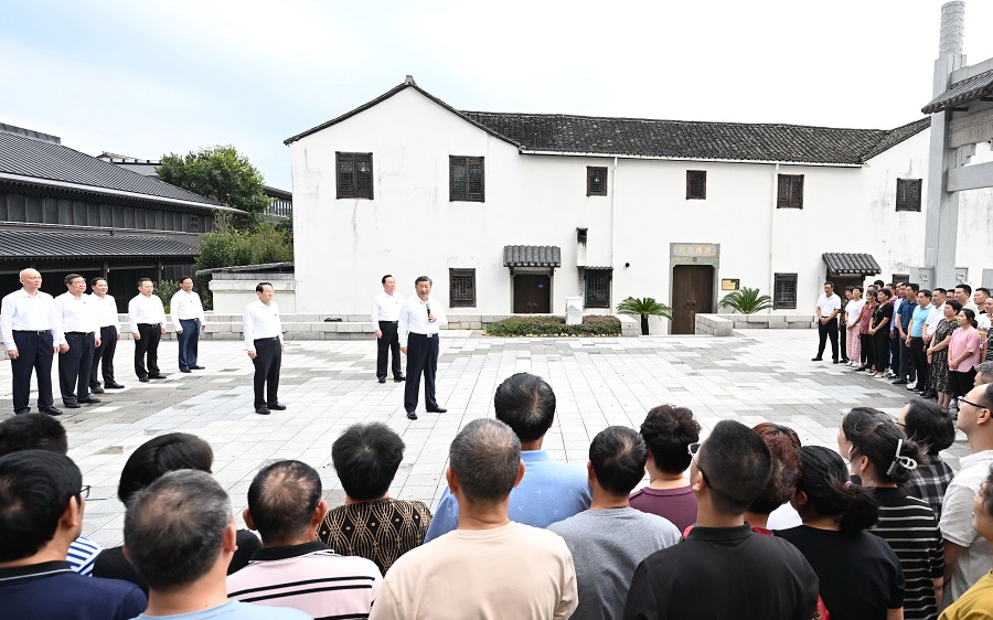 创新发展新时代“枫桥经验”
习近平指明方向
2023年9月20日下午,中共中央总书记、国家主席、中央军委主席习近平来到“枫桥经验”发源地诸暨市枫桥镇,参观枫桥经验陈列馆,了解新时代“枫桥经验”的生动实践。