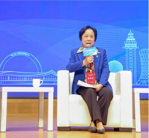 图为党的二十大代表、“七一勋章”获得者、福建福州军门社区党委书记林丹在新时代基层党建创新研讨行社区书记沙龙交流会上发言。