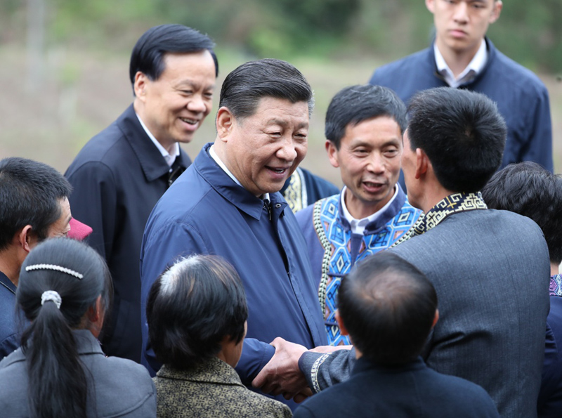 2019年4月15日至17日,中共中央总书记、国家主席、中央军委主席习近平在重庆考察,并主持召开解决“两不愁三保障”突出问题座谈会。这是4月15日下午,习近平在石柱土家族自治县中益乡华溪村同村民亲切交流。新华社记者 丁海涛 摄