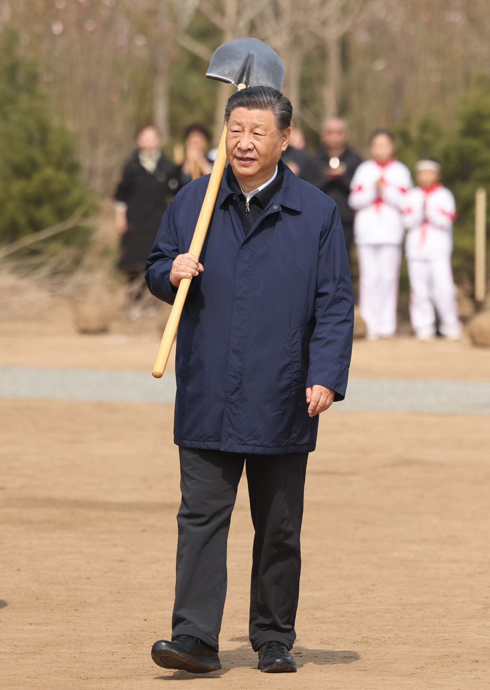 2024年4月3日,党和国家领导人习近平、李强、赵乐际、王沪宁、蔡奇、丁薛祥、李希、韩正等来到北京市通州区潞城镇参加首都义务植树活动。这是习近平扛起铁锹走向植树地点。新华社记者 庞兴雷 摄