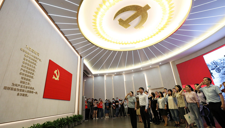 传承红色基因 汲取奋进力量革命文物承载党和人民英勇奋斗的光荣历史，记载中国革命的伟大历程和感人事迹，是党和国家的宝贵财富。新时代新征程，如何用好红色资源，传承红色基因？总书记这样说。