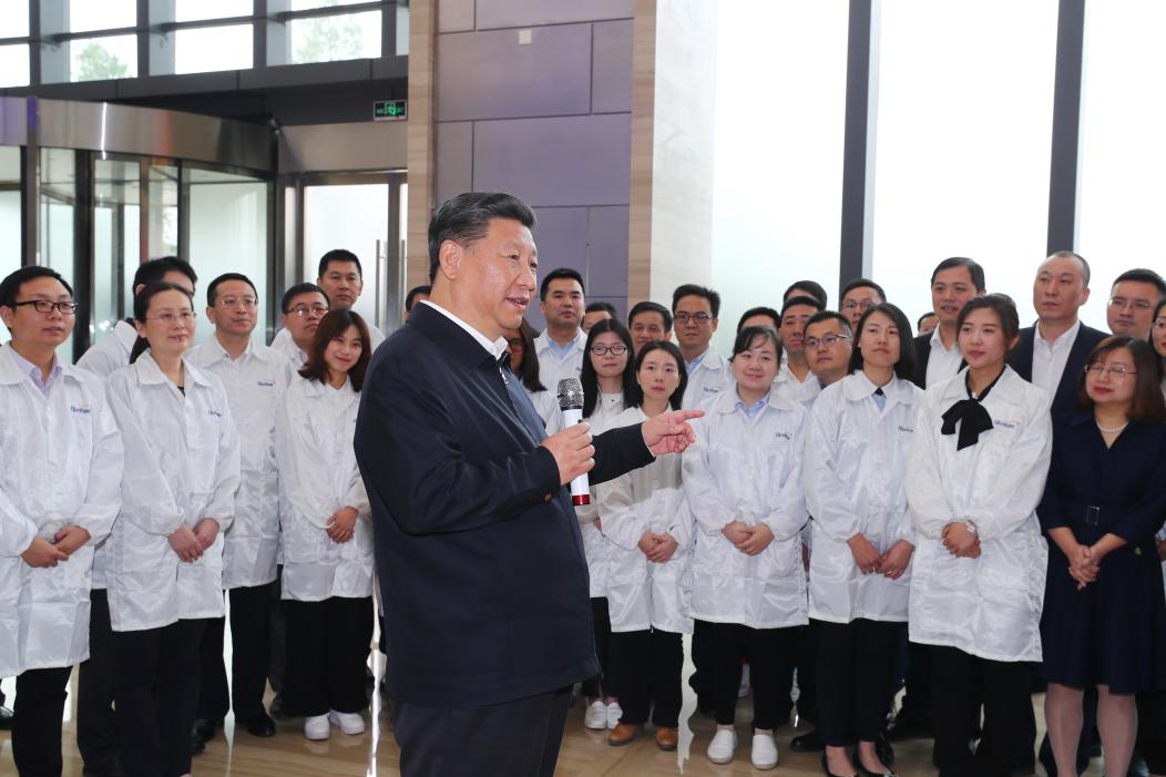 2018年4月24日至28日,中共中央总书记、国家主席、中央军委主席习近平在湖北考察。这是26日上午,习近平在位于东湖高新区的烽火科技集团考察企业创新发展情况。新华社记者 谢环驰 摄