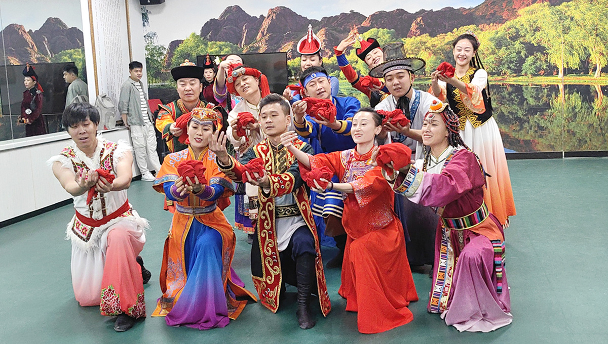“最炫民族风”红了石榴，甜进心里