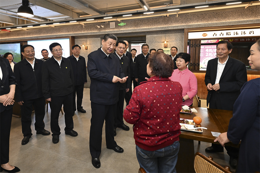 2024��4��22�����磬ϰ��ƽ�ھ�������л����ֵ���������������ʱ��ͬ��������ʳ�þͲ͵�Ⱥ�����н������»������ л���� ��