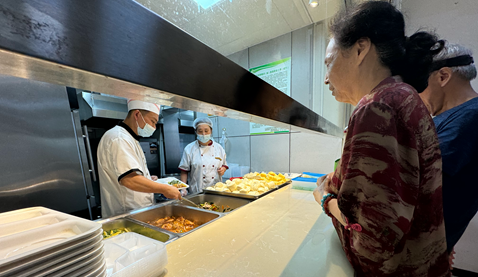 牡丹社区的养老服务中心每天有300余人次就餐。人民网记者 汤龙 摄