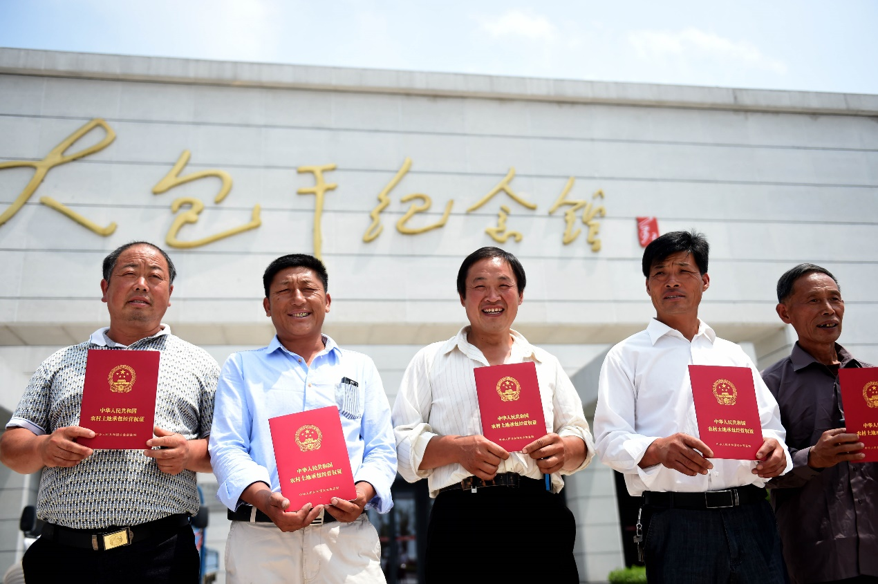2015年7月8日,安徽省农村土地承包经营权确权登记首批颁证启动仪式在凤阳县小岗村举行,10多户村民领到了《农村土地承包经营权证》。新华社记者 刘军喜 摄