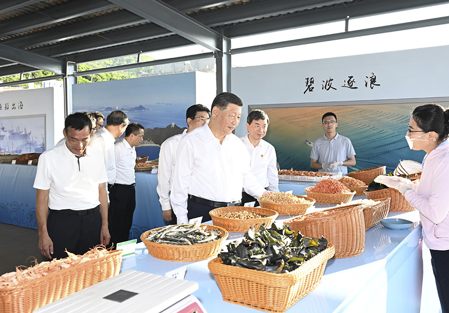 2024年10月15日至16日,中共中央总书记、国家主席、中央军委主席习近平在福建考察。这是15日下午,习近平在漳州市东山县陈城镇澳角村考察时,了解海鲜干货和渔获产品交易情况。新华社记者 谢环驰摄