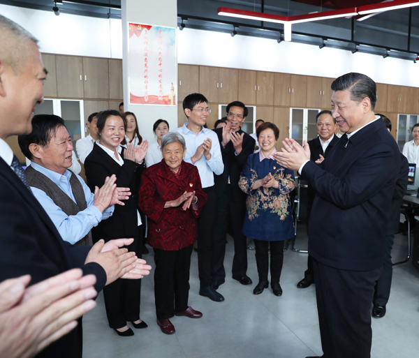 2018年4月24日至28日,中共中央总书记、国家主席、中央军委主席习近平在湖北考察。这是26日上午,习近平在武汉市青山区工人村街青和居社区考察棚户区项目建设和居民生活情况。新华社记者 谢环驰 摄