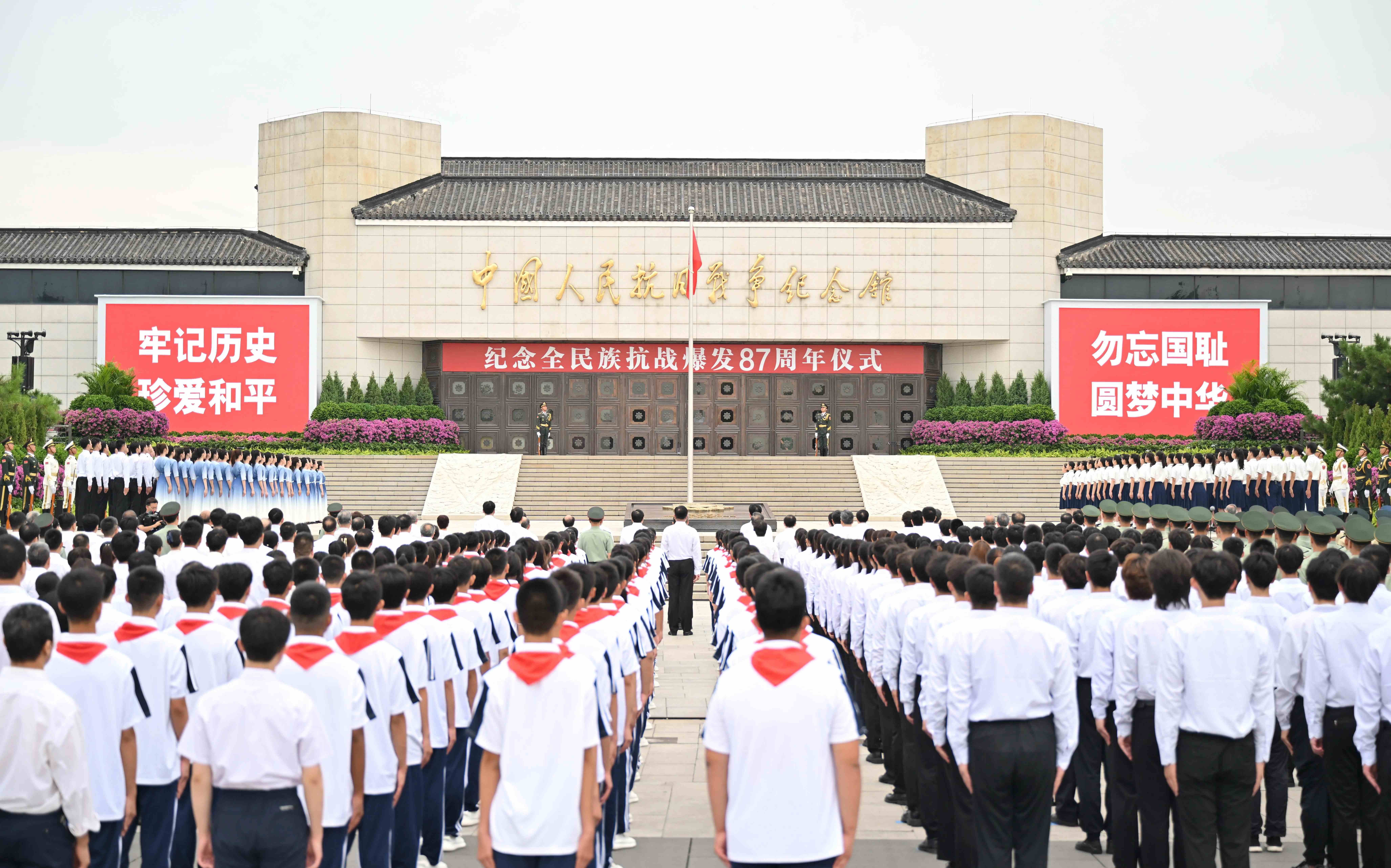 偉大抗戰精神：中國人民彌足珍貴的精神財富中國人民經過14年不屈不撓的浴血奮戰，打敗了窮凶極惡的日本軍國主義侵略者，取得中國人民抗日戰爭的偉大勝利。習近平總書記多次強調弘揚偉大抗戰精神，崇尚英雄、緬懷先烈，堅定不移走和平發展道路。建功偉大時代，仍須傳承和弘揚偉大抗戰精神。