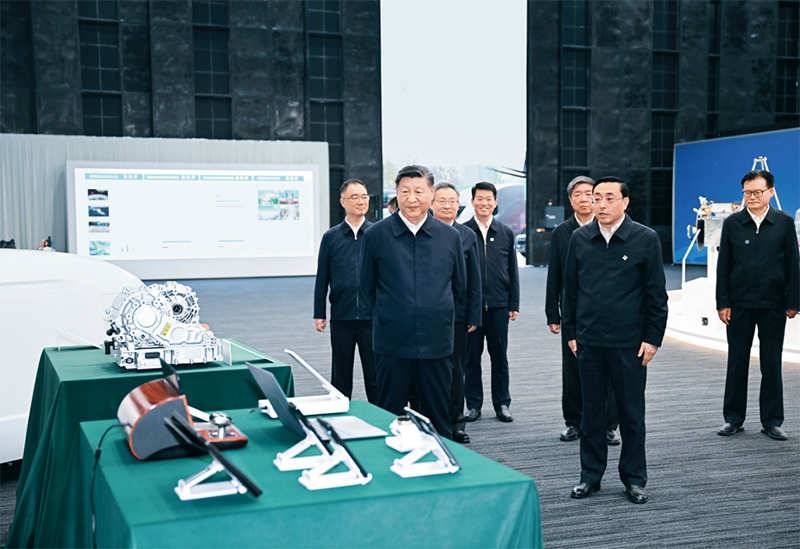 2024年10月17日至18日,中共中央總書記、國家主席、中央軍委主席習近平在安徽考察。這是17日下午,習近平在合肥濱湖科學城察看安徽省重大科技創新成果集中展示。 新華社記者 謝環馳/攝
