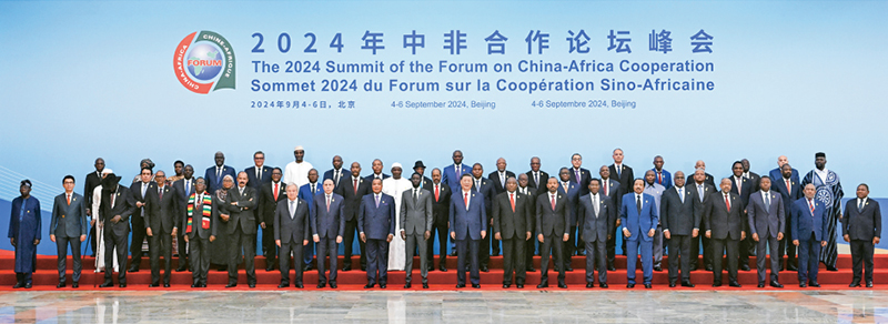 2024年9月5日上午,國家主席習近平在北京人民大會堂出席中非合作論壇北京峰會開幕式並發表主旨講話。這是開幕式前,習近平同出席峰會的外方領導人集體合影。 新華社記者 饒愛民/攝