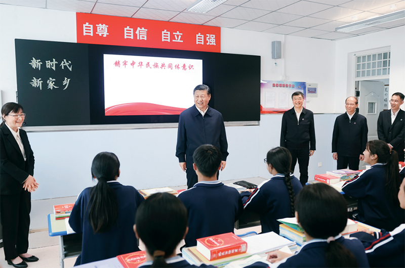 2024年6月18日至19日,中共中央總書記、國家主席、中央軍委主席習近平在青海考察。這是18日下午,習近平在果洛西寧民族中學高一(1)班觀摩“新時代、新家鄉”主題思政課。 新華社記者 鞠鵬/攝