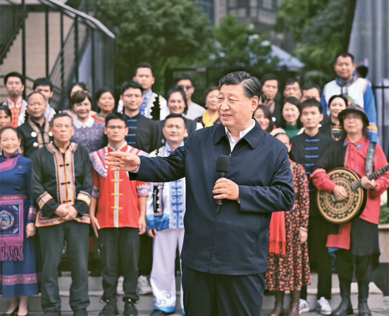 2023年12月14日至15日,中共中央總書記、國家主席、中央軍委主席習近平在廣西考察。這是14日上午,習近平在南寧市良慶區蟠龍社區考察時,同社區各族群眾親切交流。 新華社記者 燕雁/攝