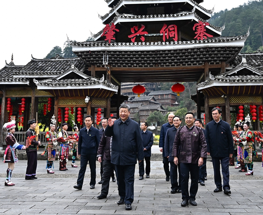 2025年3月17日下午,习近平在黔东南州黎平县肇兴侗寨考察时,在寨门口向身着民族盛装欢迎的村民挥手致意。新华社记者 燕雁 摄