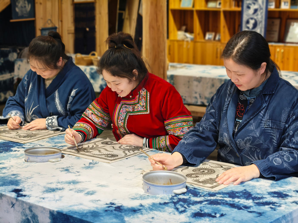 2025年3月14日,村民在肇兴侗寨内制作蜡染。图片来源:新华社