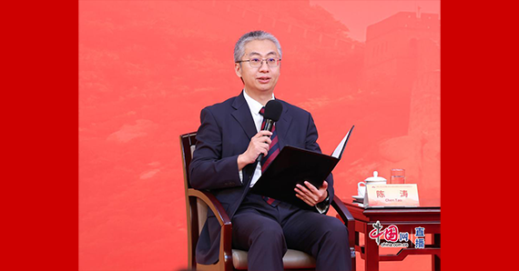 中国人民抗日战争暨世界反法西斯战争胜利80周年纪念活动新闻中心负责人陈涛主持发布会