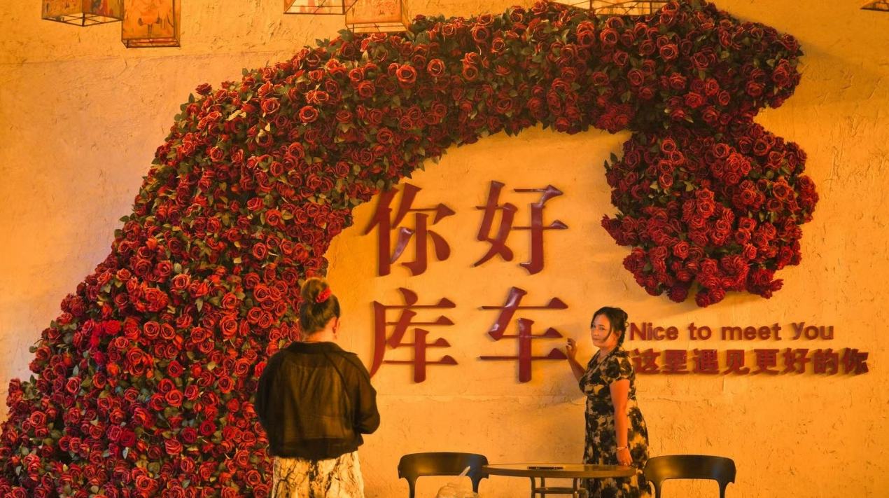 行進中國丨手鼓聲裡聽千年 庫車老城夜未央