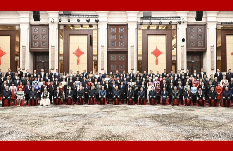 習近平接見新疆各族各界代表