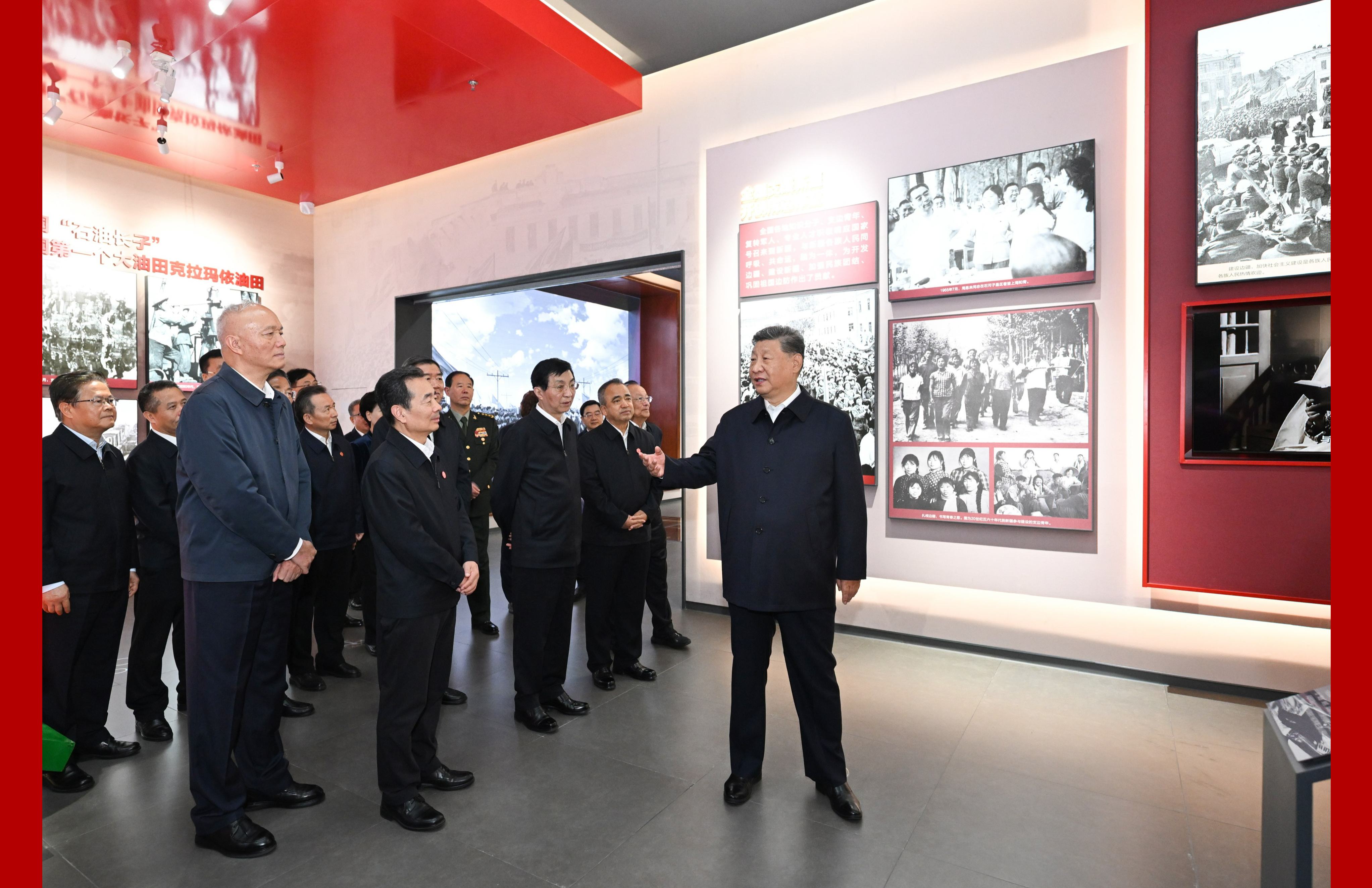 習近平參觀新疆維吾爾自治區成立70周年主題成就展