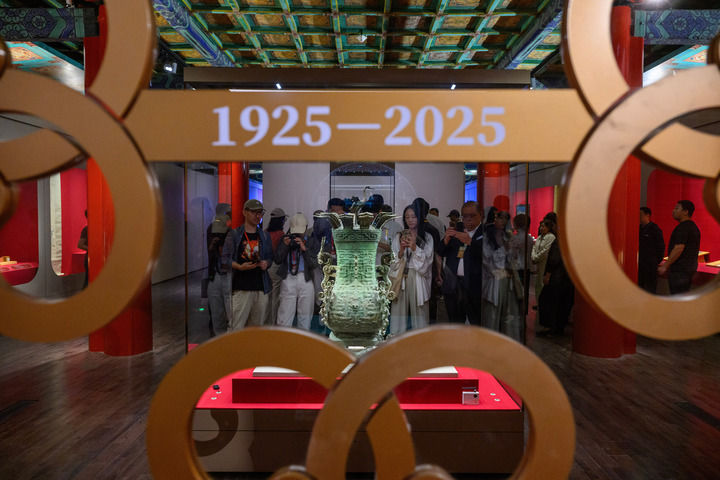 觀眾在“百年守護——從紫禁城到故宮博物院”展覽上觀賞青銅蓮鶴方壺。新華社記者 金良快攝