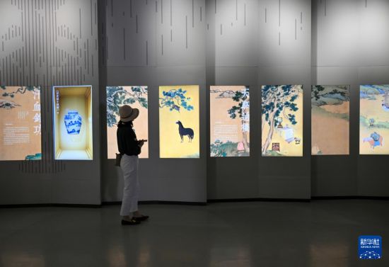 觀眾在故宮大高玄殿數字館參觀“騰躍古今——馬文化數字藝術展”。新華社記者 金良快攝
