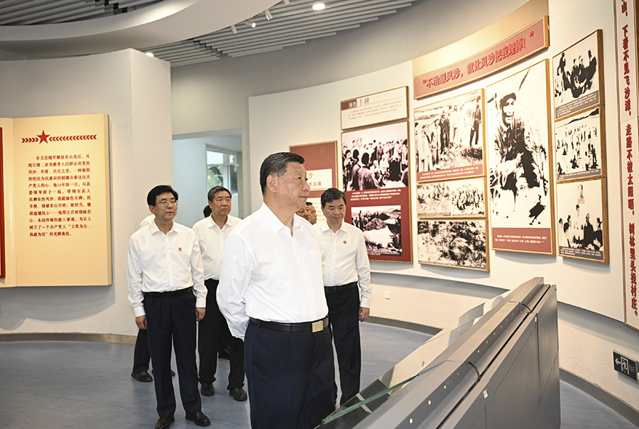 2024年10月15日至16日，中共中央总书记、国家主席、中央军委主席习近平在福建考察。这是15日下午，习近平在漳州市东山县谷文昌纪念馆考察。新华社记者谢环驰摄