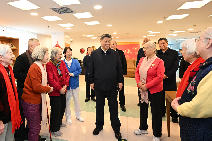 2026年2月9日至10日,中共中央总书记、国家主席、中央军委主席习近平在北京考察并看望慰问基层干部群众。这是10日上午,习近平在西城区“吾老·新街”养老服务街区银龄老年公寓考察时,同老人们亲切交流。新华社记者 燕雁摄