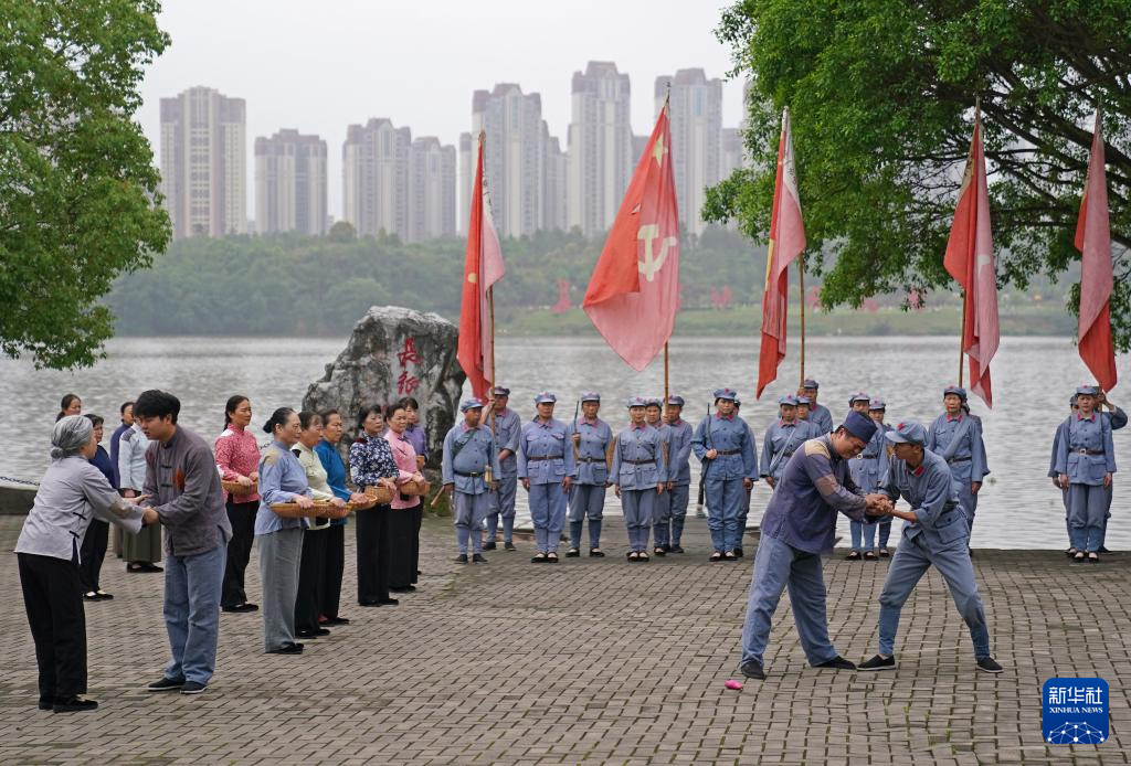 在江西省贛州市於都縣的長征渡口，志願者表演短劇《告別》（2026年4月16日攝）。新華社記者 萬象 攝