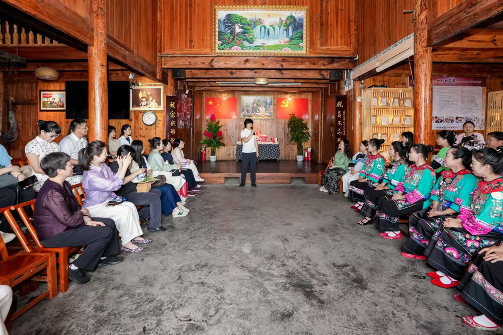 在湖南十八洞村,“一路芬芳·全国三八红旗手走基层促发展”主题实践活动座谈交流现场。全国妇联宣传部供图