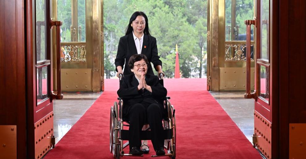 “七一勋章”获得者钟掘到达人民大会堂