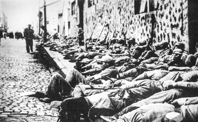 1949年5月,人民解放军进入上海后,为不惊扰市民,在街头露宿。资料图片