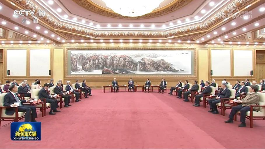 習近平同黨外人士共迎新春 代表中共中央 向各民主黨派 工商聯和無黨派人士 向統一戰線廣大成員 致以誠摯問候和美好祝福