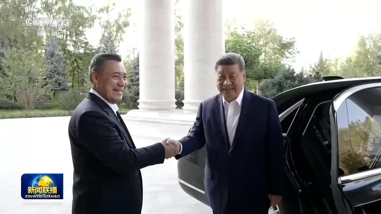 习近平同吉尔吉斯斯坦总统小范围晤谈
