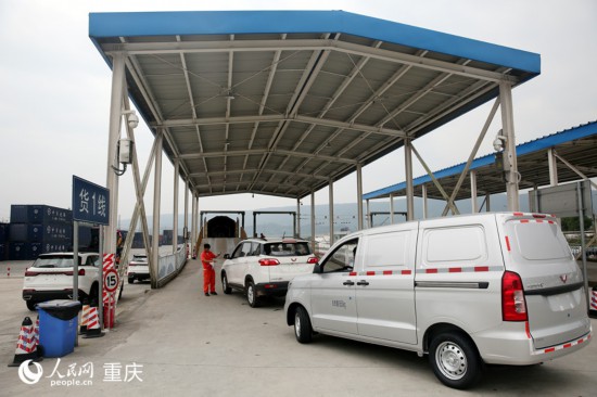 商品车从果园港鱼嘴铁路货运站分拨至全国各地。人民网 刘政宁摄