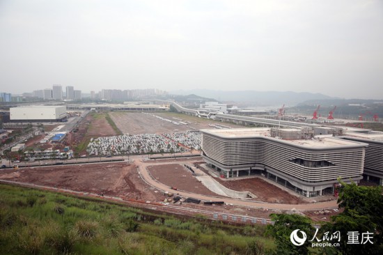 建设中的中新(重庆)多式联运示范基地。人民网 刘政宁摄