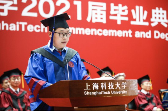 2021年7月,上海科技大学研究生毕业生代表吕文涛在毕业典礼上发言。上海科技大学供图