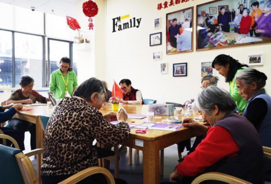 老人们正在做手工。人民网记者 唐小丽摄