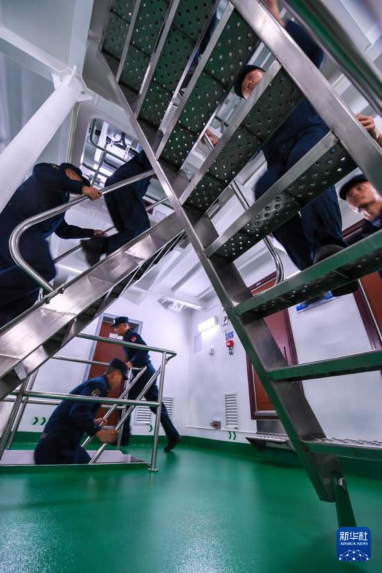 战斗警报拉响,南昌舰官兵快速奔赴战位(资料照片)。新华社发(栾铖 摄)