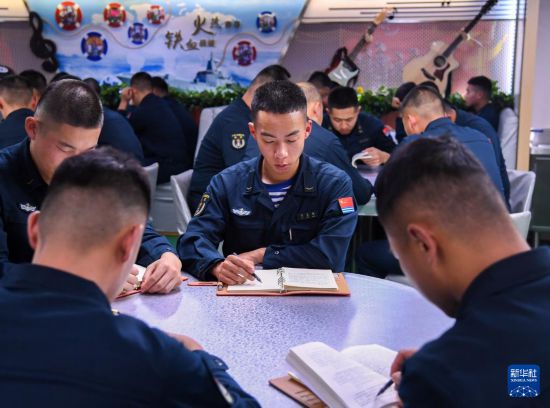 南昌舰官兵开展集体读报、读书学习活动(资料照片)。新华社发(栾铖 摄)