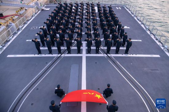 南昌舰官兵举行向军旗宣誓仪式(资料照片)。新华社发(栾铖 摄)