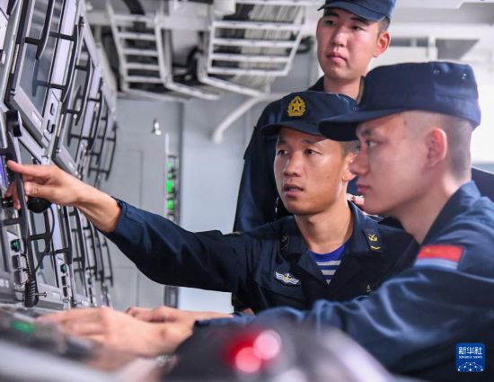 南昌舰党委组织官兵开展战位课堂,互相学习(资料照片)。新华社发(栾铖 摄)